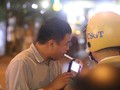 Cảnh sát giao thông đo nồng độ cồn. Ảnh: Internet