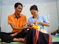 Sản phụ và chồng người dân tộc Cơ Tu. Ảnh: Trung tâm Y tế huyện Đông Giang