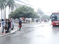 “Chuyến xe yêu thương” đưa bệnh nhân nghèo về quê ăn Tết. Ảnh: Bệnh viện K