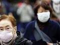 Người dân đeo khẩu trang để phòng bệnh khi ra đường. Ảnh: ASSOCIATED PRESS