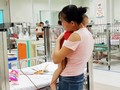 Cha mẹ chăm sóc cho trẻ tại Bệnh viện Nhi Trung ương. Ảnh: Chi Lê