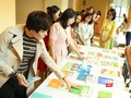 Giáo viên, phụ huynh học sinh xem sách giáo khoa. Ảnh: Minh Thúy.