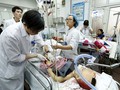 Bác sỹ cấp cứu cho bệnh nhân bị tai nạn giao thông tại Bệnh viện Việt Đức. (Ảnh: Dương Ngọc)