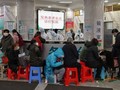 Nhân viên y tế cùng người dân tại thành phố Vũ Hán, Trung Quốc. Ảnh: AFP