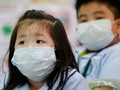 Học sinh đeo khẩu trang khi đến lớp học. Ảnh: Internet
