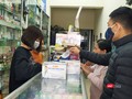 Người dân mua khẩu trang. Ảnh: Lê Mai 