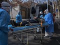 Nhân viên y tế đưa người bệnh nhập viện cấp cứu. Ảnh: AGENCE FRANCE-PRESSE