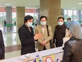 TS. Cao Hưng Thái - Phó Cục trưởng Cục Quản lý Khám, chữa bệnh cùng các thành viên trong Đội cơ động chống dịch viêm đường hô hấp cấp do chủng virus Corona (nCoV) kiểm tra công tác cấp cứu điều trị, cách ly bệnh nhân dương tính với nCoV. Ảnh: Lê Hảo