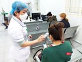 Nhân viên y tế đo nhiệt độ cho bệnh nhân (Ảnh - Minh Thuý)