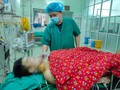 Bác sĩ điều trị cho nam hanh niên bị đâm thấu ngực. Ảnh: Bệnh viện Đa khoa tỉnh Tuyên Quang