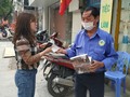 Bên cạnh nhiều cá nhân đầu cơ trục lợi, một số tổ chức, cửa hàng tại Hà Nội đã phát khẩu trang miễn phí cho người dân. Ảnh chụp tại số nhà 266 Bà Triệu (Hà Nội).
