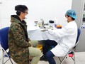Bác sĩ thăm khám cho bệnh nhân tại Bệnh viện Bạch Mai. Ảnh: Minh Thúy