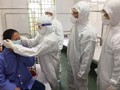 Bác sĩ chăm sóc cho bệnh nhân tại khu vực cách ly. Ảnh: Lê Hảo