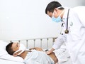 Bác sĩ tại Bệnh viện Hữu nghị Việt Đức thăm khám, chăm sóc cho bệnh nhân. Ảnh: Bệnh viện Hữu nghị Việt Đức