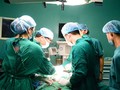 Các bác sĩ phẫu thuật cho bệnh nhân. Ảnh: Bệnh viện Nội tiết Trung ương