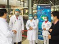 Đoàn công tác của Bộ Y tế kiểm tra tại Bệnh viện Đa khoa tỉnh Vĩnh Phúc. Ảnh: Lê Hảo