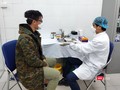 Bác sĩ chuẩn bị thăm khám cho bệnh nhân tại Bệnh viện Bạch Mai.  Ảnh: Minh Thúy