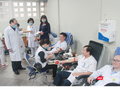 Bác sĩ tham gia hiến máu nhân đạo
