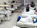 Bác sĩ chăm sóc cho bệnh nhân tại bệnh viện. Ảnh: The Straitimes