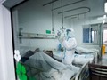 Nhân viên y tế chăm sóc cho người bệnh. Ảnh: The Straistimes