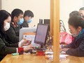 Người dân làm việc tại cơ quan hành chính của tỉnh. Ảnh: Hương – Ánh