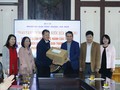 TS. Dương Đức Hùng - Phó giám đốc Bệnh viện Bạch Mai đón nhận 650 lít dung dịch nước rửa tay khô. Ảnh: Thế Anh