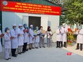 2 bệnh nhân mắc COVID-19 ra viện tại Phòng khám đa khoa Quang Hà (huyện Bình Xuyên, tỉnh Vĩnh Phúc). Ảnh: Tuấn Dũng