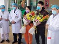 2 bệnh nhân mắc COVID-19 khỏi bệnh ra viện. Ảnh: Minh Thúy