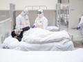 Bác sĩ chăm sóc cho bệnh nhân. Ảnh: The Straits Times