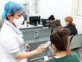 Bác sĩ kiểm tra thân nhiệt cho bệnh nhân. Ảnh: Minh Thúy