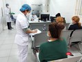Bác sĩ thăm hỏi tình hình bệnh nhân. Ảnh: Minh Thúy