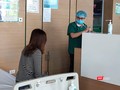 Bác sĩ thăm khám cho bệnh nhân tại Bệnh viện Bệnh Nhiệt đới Trung ương cơ sở 2 (Đông Anh, Hà Nội). Ảnh: Minh Thúy