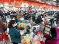 Người dân đeo khẩu trang khi đi siêu thị. Ảnh: AFP/Getty Images.