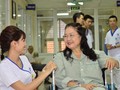 Bác sĩ thăm khám cho bệnh nhân. Ảnh: Bệnh viện Xanh Pôn