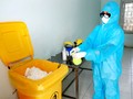 Các loại rác thải y tế tại những nơi cách ly, điều trị bệnh nhân Covid - 19
đều được xử lý bằng dung dịch sát khuẩn trước khi tiêu hủy. Ảnh: Cổng thông tin điện tử tỉnh Vĩnh Phúc
