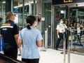 Kiểm tra hành khách nhập cảnh tại sân bay. Ảnh: The Straitstimes