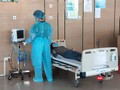 Bác sĩ chăm sóc cho bệnh nhân tại Bệnh viện Bệnh Nhiệt đới Trung ương. Ảnh: Minh Thúy