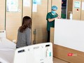 Bác sĩ thăm hỏi tình hình sức khỏe bệnh nhân tại Bệnh viện Bệnh Nhiệt đới Trung ương cơ sở 2 (Đông Anh, Kim Chung, Hà Nội). Ảnh: Minh Thúy