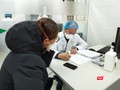 Bác sĩ thăm hỏi tình hình bệnh nhân tại Bệnh viện Bạch Mai. Ảnh: Minh Thúy