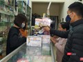 Người dân mua khẩu trang ở hiệu thuốc. Ảnh: Lê Mai