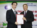 Thứ trưởng Bộ Y tế Nguyễn Trường Sơn trao quyết định Giám đốc bệnh viện cho GS.TS. Nguyễn Quang Tuấn. Ảnh: Thế Anh