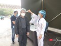 Nhân viên y tế đo thân nhiệt cho người dân tại Bệnh viện Hữu Nghị. Ảnh: Minh Thúy