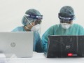 Bác sĩ làm việc tại phòng xét nghiệm nhanh COVID-19. Ảnh: Minh Thúy