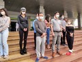 Các bệnh nhân mắc COVID-19 được công bố khỏi bệnh tại Bệnh viện Bệnh Nhiệt đới Trung ương cơ sở 2. Ảnh: Minh Thúy