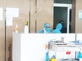 Bác sĩ trực cấp cứu ở Bệnh viện Bệnh Nhiệt đới Trung ương (Ảnh - Minh Thuý)