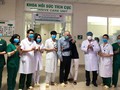 Các bác sĩ tại khoa Hồi sức tích cực chúc mừng bệnh nhân 23 cùng vợ (bệnh nhân 24) đã khỏi bệnh. Ảnh: BVCC