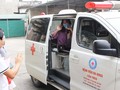 Bệnh nhân mắc COVID-19 khỏi bệnh vẫy tay chào các bác sĩ. Ảnh: Phạm Hằng