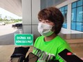 Nữ điều dưỡng Bệnh viện Bạch Mai mắc COVID-19 xúc động trong ngày được công bố khỏi bệnh. Ảnh: Minh Thúy
