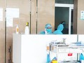 Các bác sĩ làm việc tại Khoa Cấp cứu, Bệnh viện Bệnh viện Bệnh Nhiệt đới Trung ương cơ sở 2. Ảnh: Minh Thúy