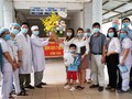 Bé trai 6 tuổi mắc COVID-19 (áo xanh) trong ngày được công bố khỏi bệnh. Ảnh: Phạm Hằng